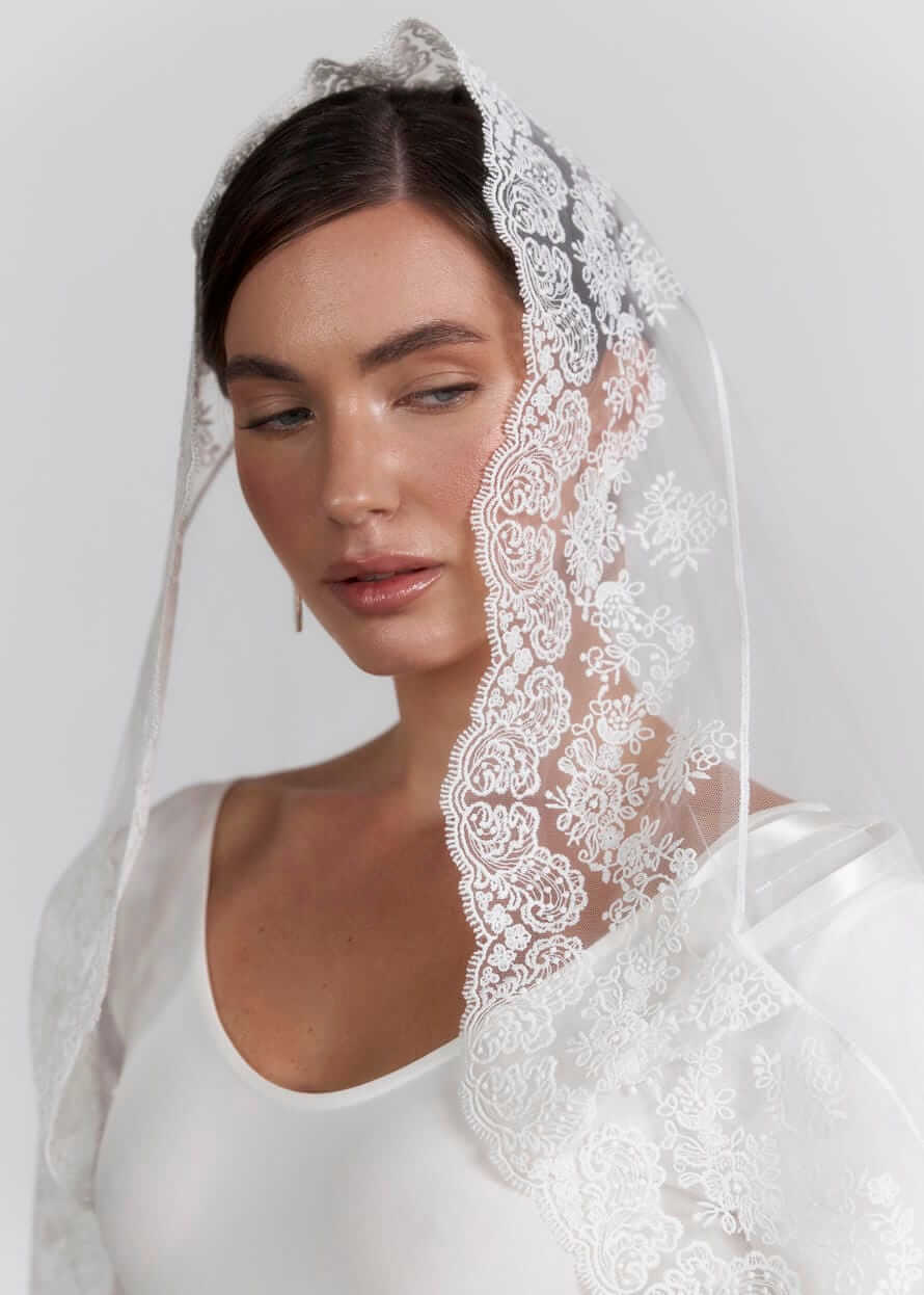 Палантин “Blumarine Dream” з капюшоном, фатин та мереживо, молочний