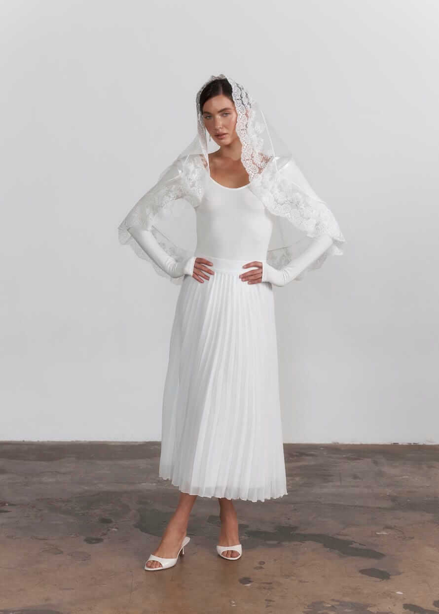 Палантин “Blumarine Dream” з капюшоном, фатин та мереживо, молочний