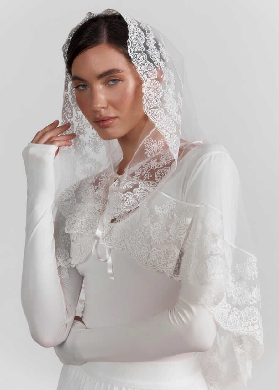 Палантин "Blumarine Dream" з капюшоном, фатин та мереживо, молочний