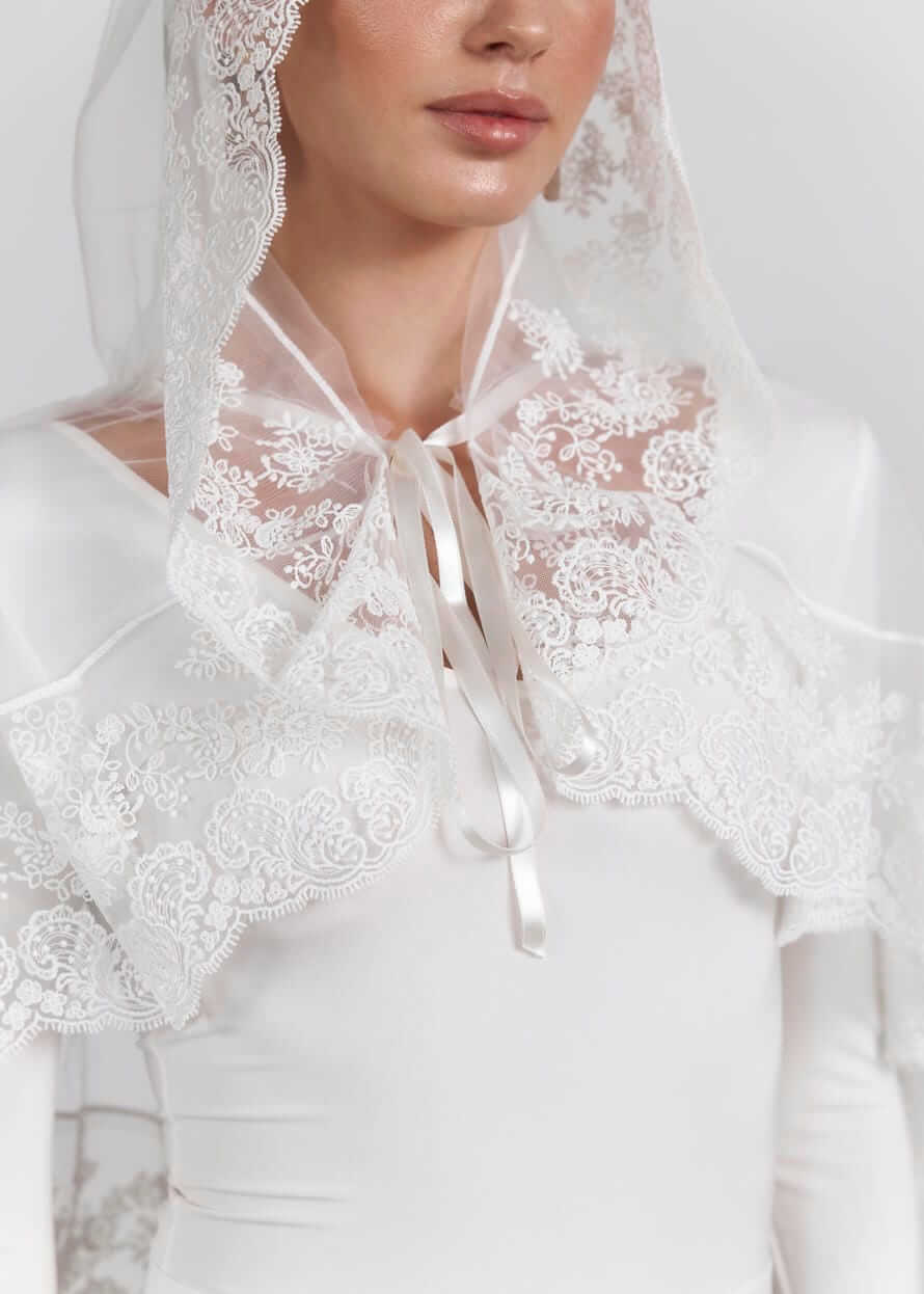 Палантин “Blumarine Dream” з капюшоном, фатин та мереживо, молочний