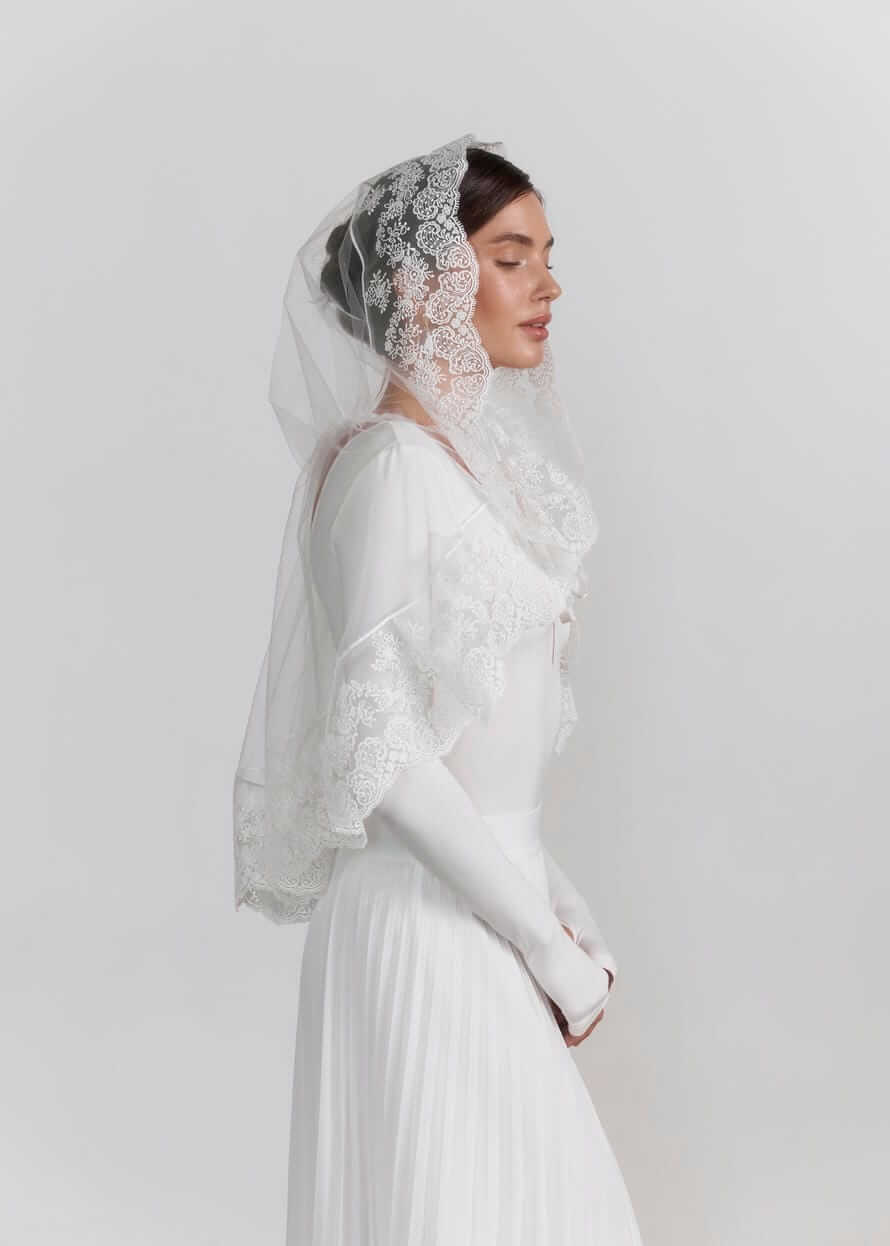 Палантин “Blumarine Dream” з капюшоном, фатин та мереживо, молочний