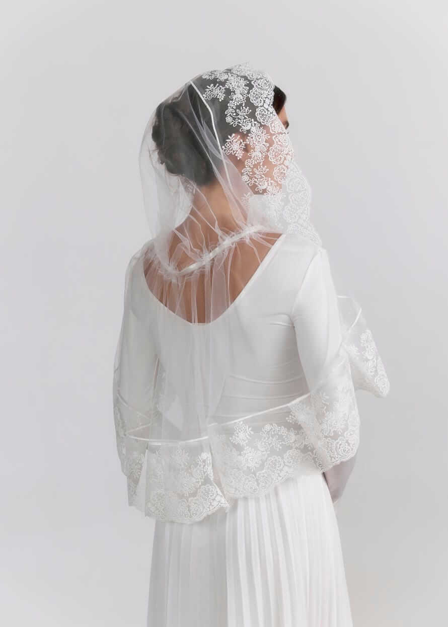 Палантин “Blumarine Dream” з капюшоном, фатин та мереживо, молочний