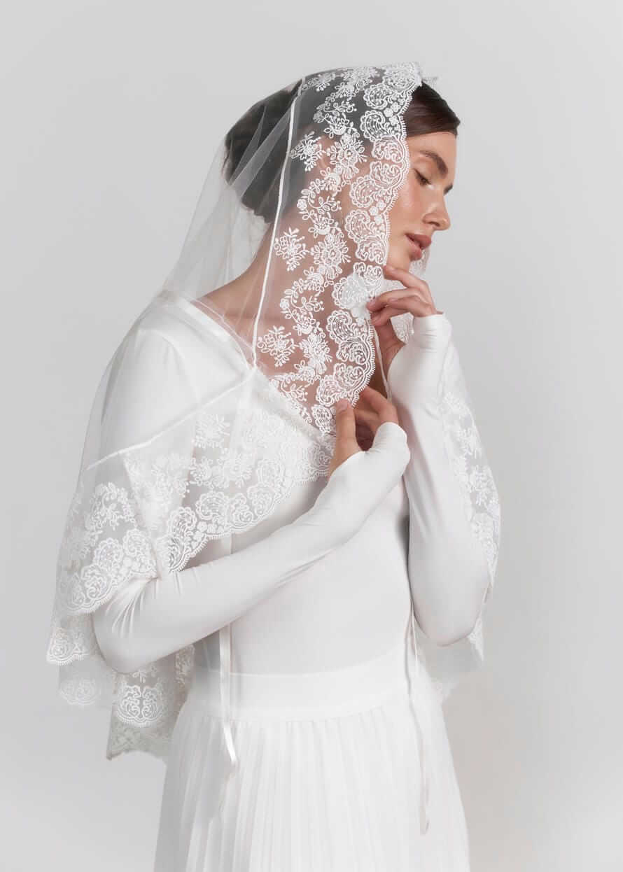 Палантин “Blumarine Dream” з капюшоном, фатин та мереживо, молочний