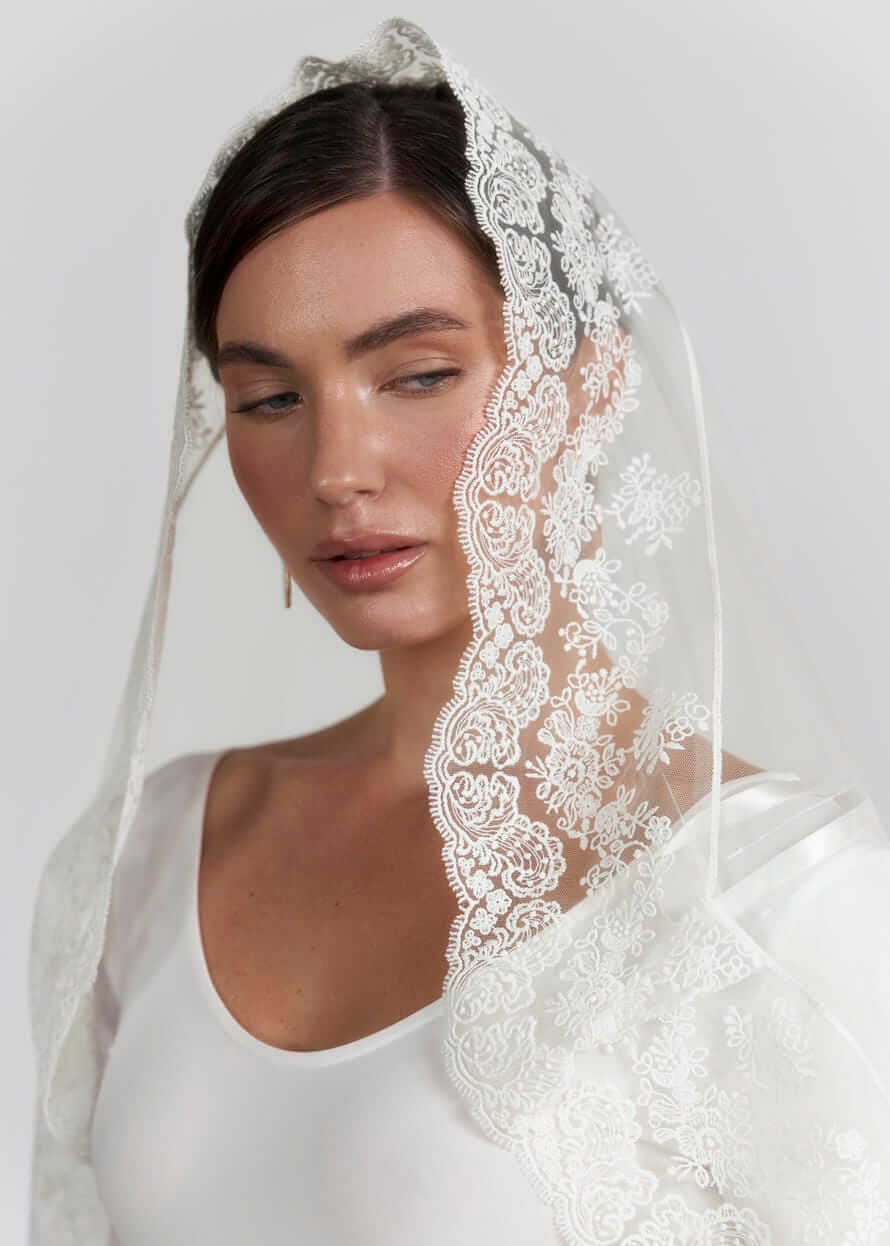 Палантин “Blumarine Dream” з капюшоном, фатин та мереживо, молочний