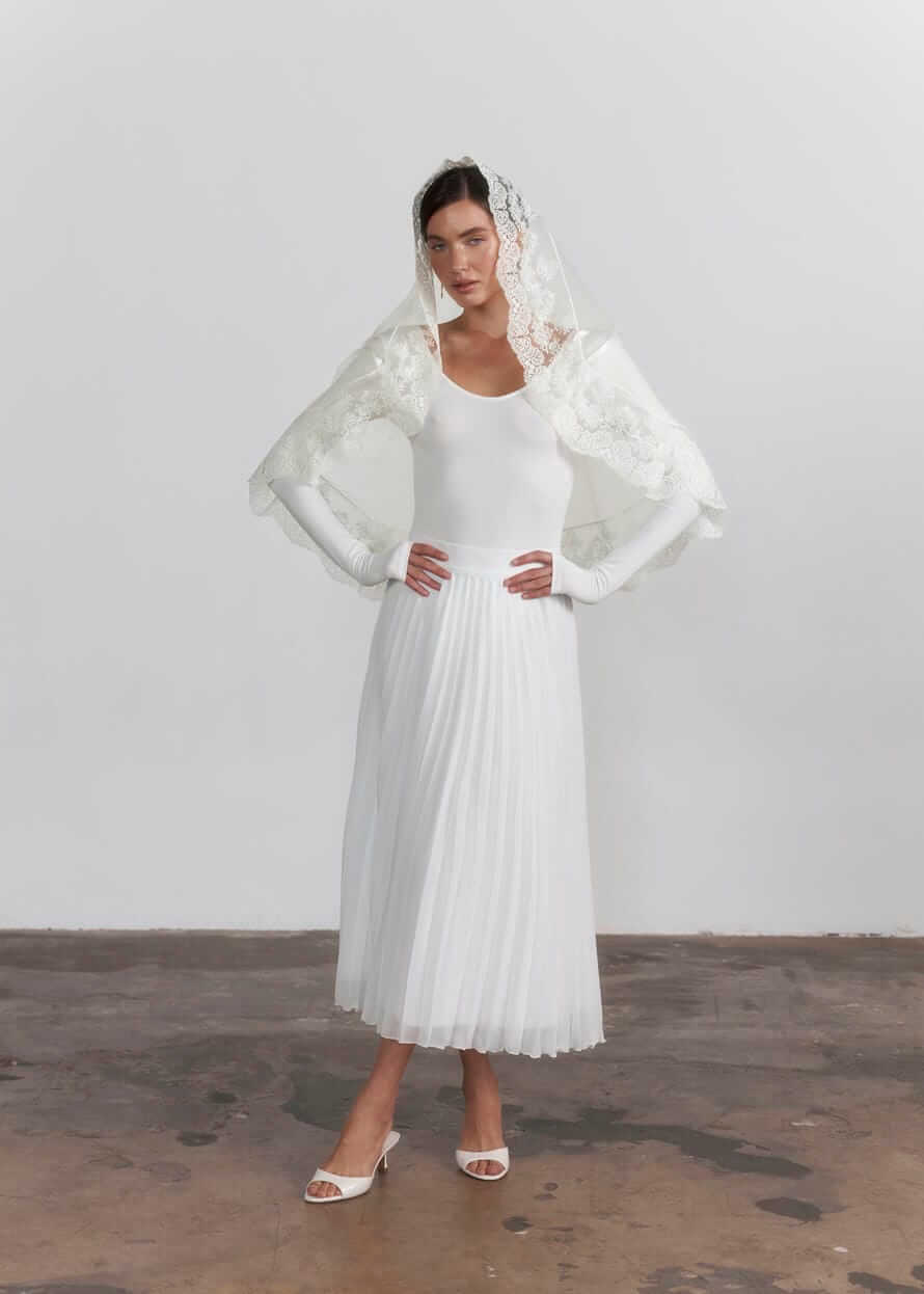 Палантин “Blumarine Dream” з капюшоном, фатин та мереживо, молочний