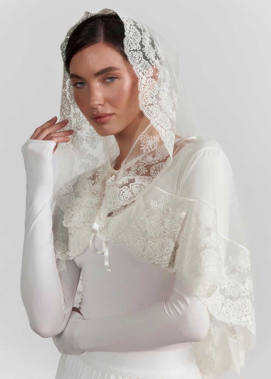 Палантин “Blumarine Dream” з капюшоном, фатин та мереживо, молочний