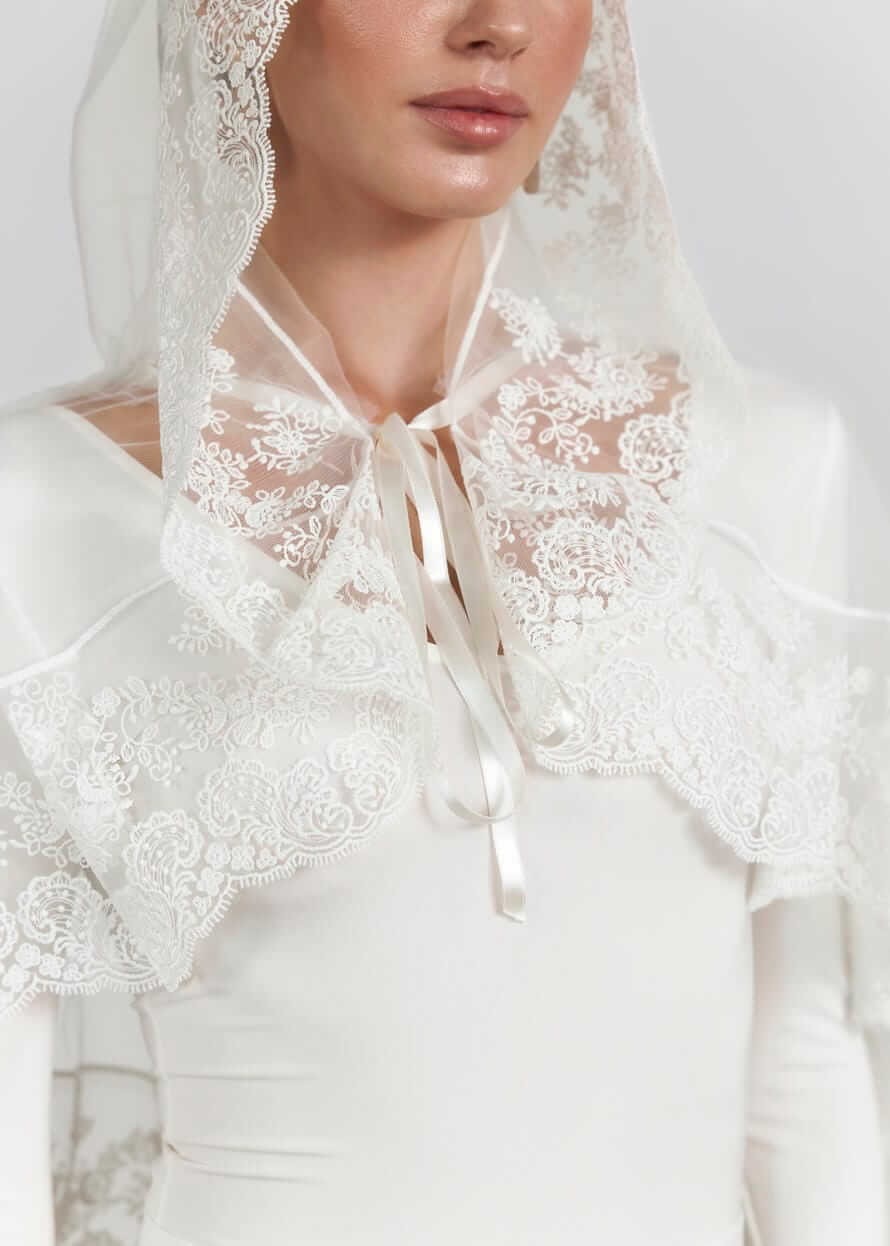 Палантин “Blumarine Dream” з капюшоном, фатин та мереживо, молочний