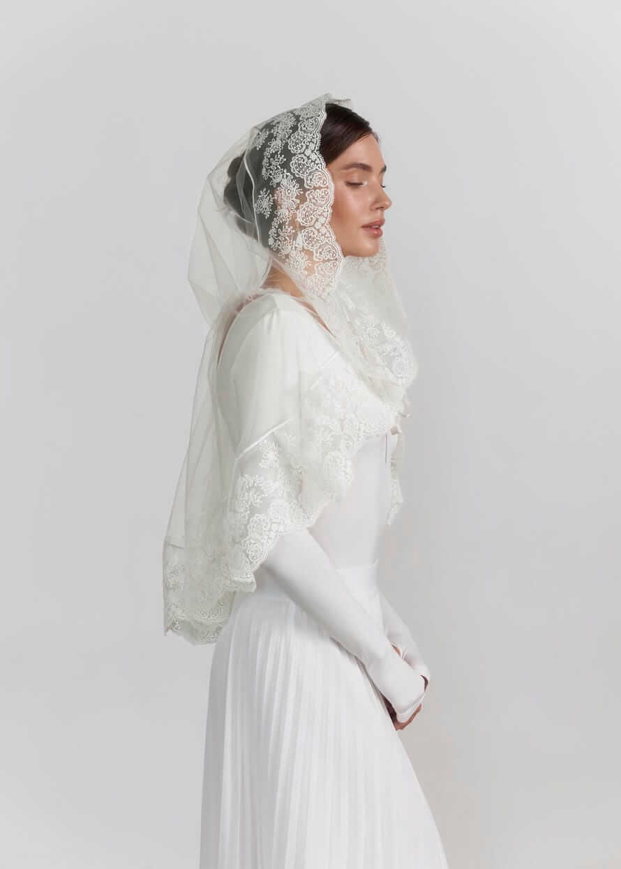 Палантин "Blumarine Dream" з капюшоном, фатин та мереживо, молочний