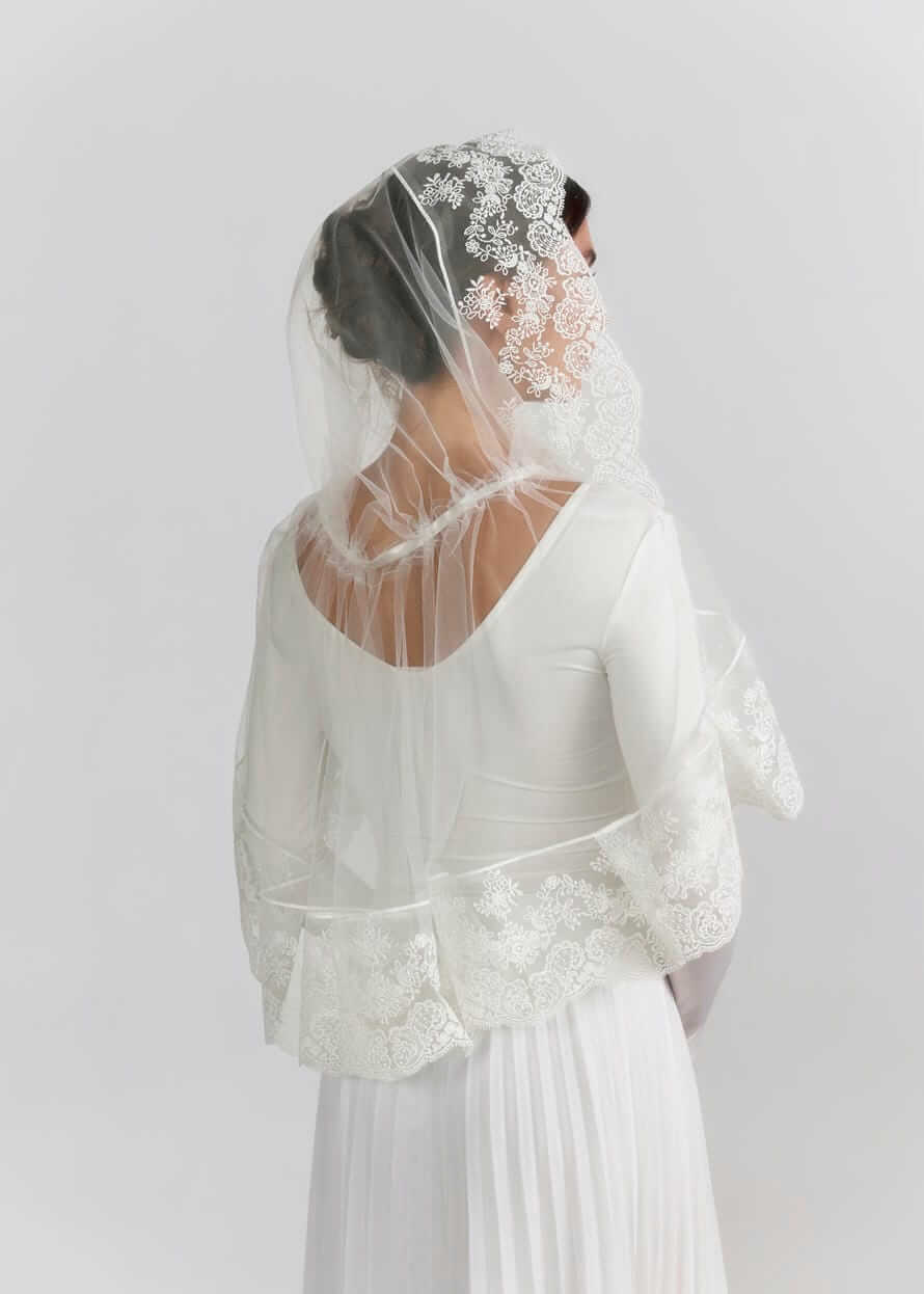 Палантин “Blumarine Dream” з капюшоном, фатин та мереживо, молочний