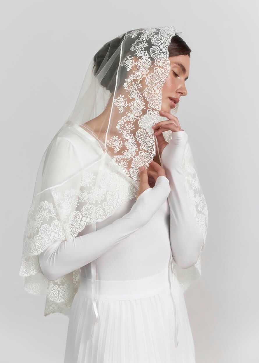 Палантин “Blumarine Dream” з капюшоном, фатин та мереживо, молочний