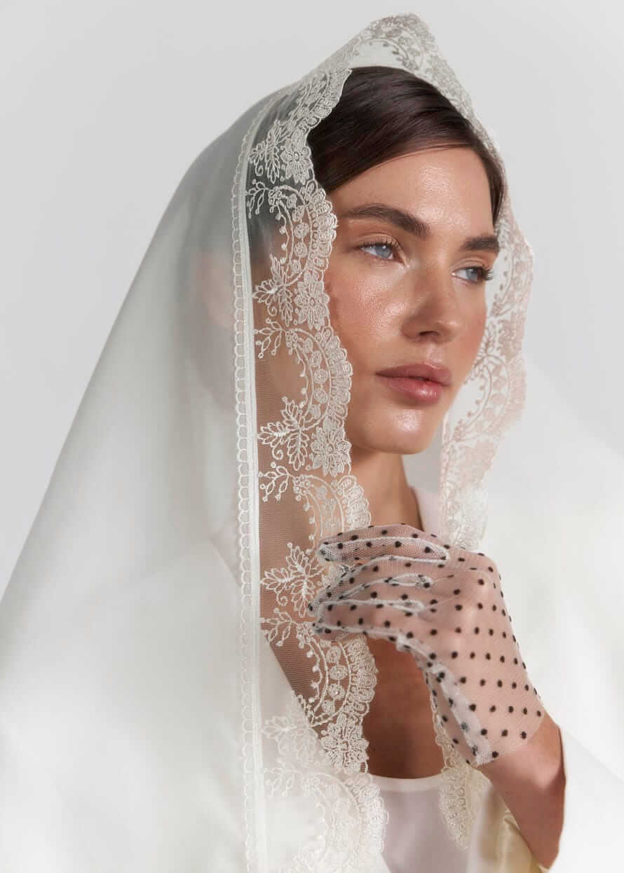 Легка хустка для храму "Elegance" з китицями та перлинами, молочна