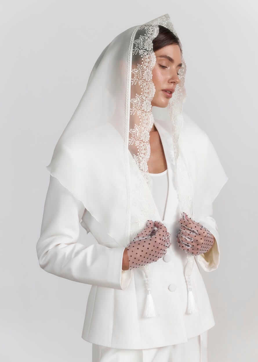 Легка хустка для храму “Elegance” з китицями та перлинами, молочна