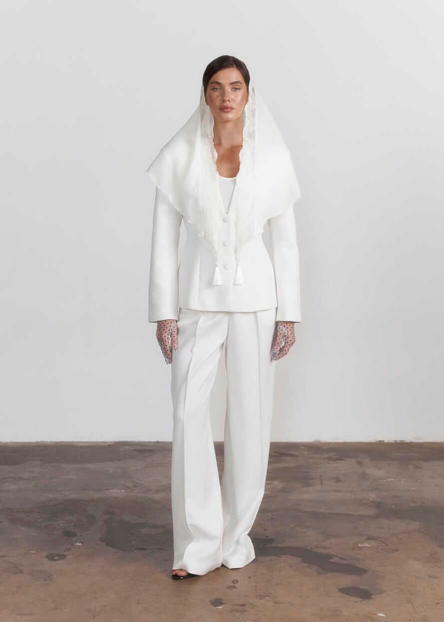 Легка хустка для храму “Elegance” з китицями та перлинами, молочна