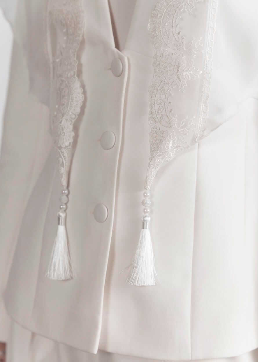 Легка хустка для храму “Elegance” з китицями та перлинами, молочна