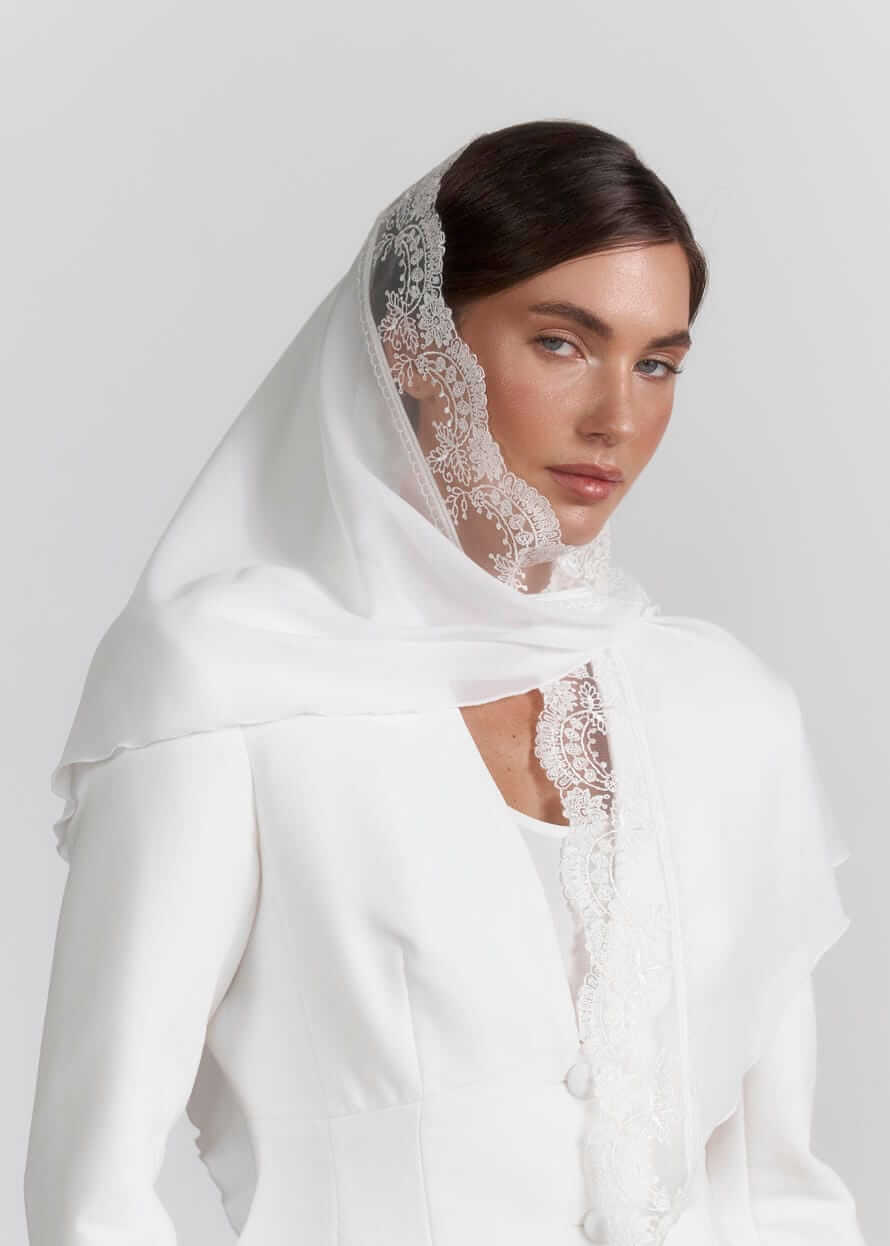 Легка хустка для храму “Elegance” з китицями та перлинами, молочна