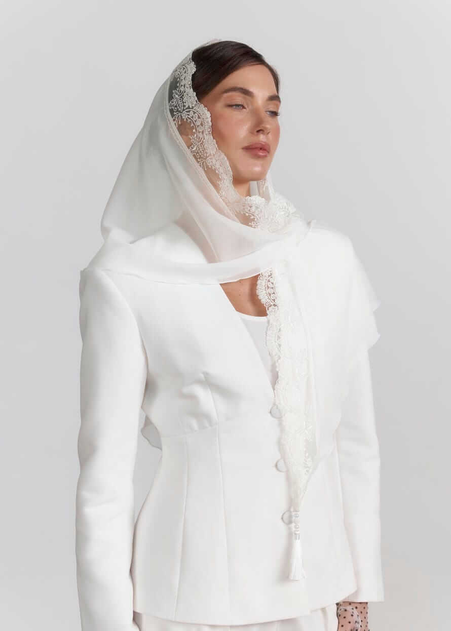 Легка хустка для храму “Elegance” з китицями та перлинами, молочна