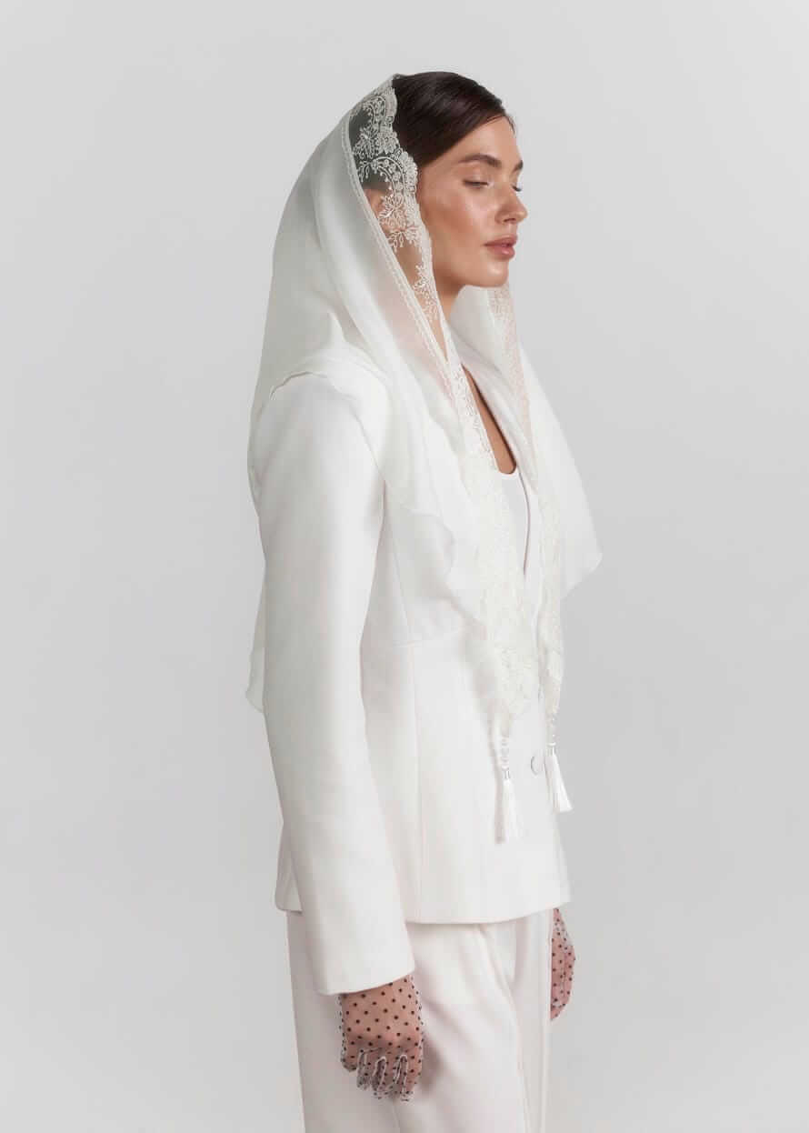 Легка хустка для храму “Elegance” з китицями та перлинами, молочна