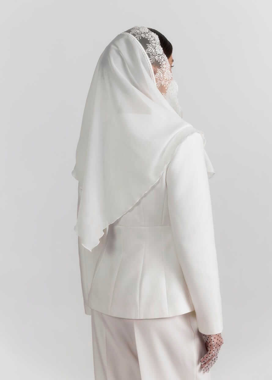 Легка хустка для храму “Elegance” з китицями та перлинами, молочна