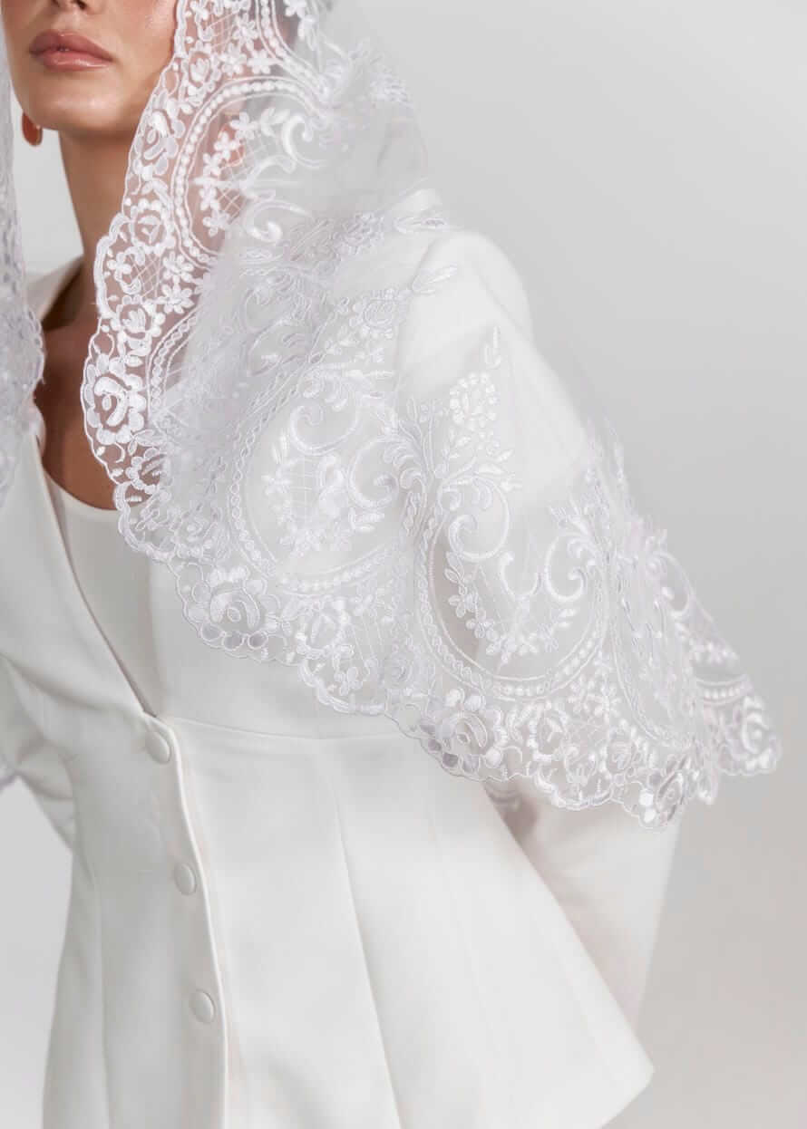 Палантин-капюшон “Королівська Вуаль” з кордовим мереживом, білий фатин