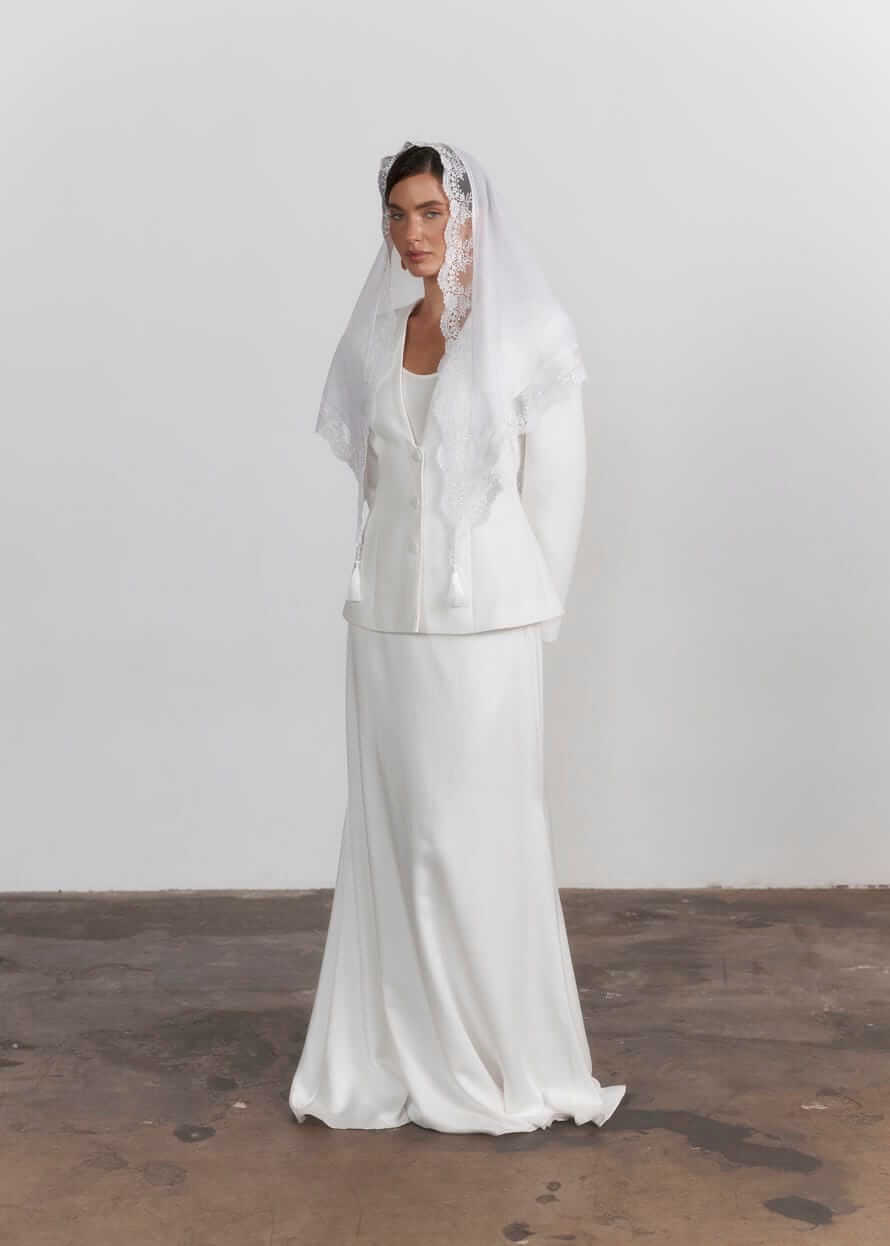 Біла церковна хустка з мереживом та китицями