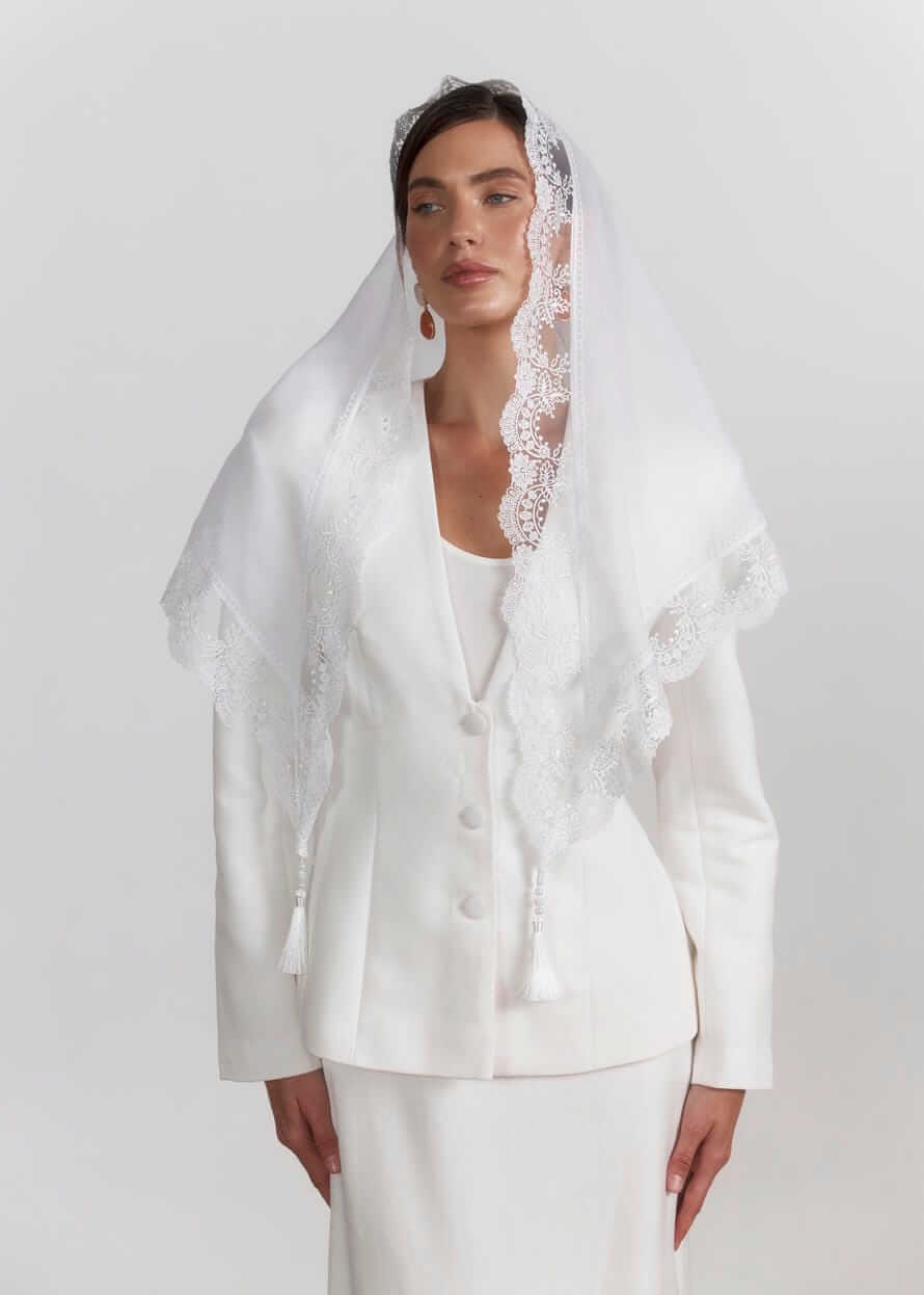 Біла церковна хустка з мереживом та китицями