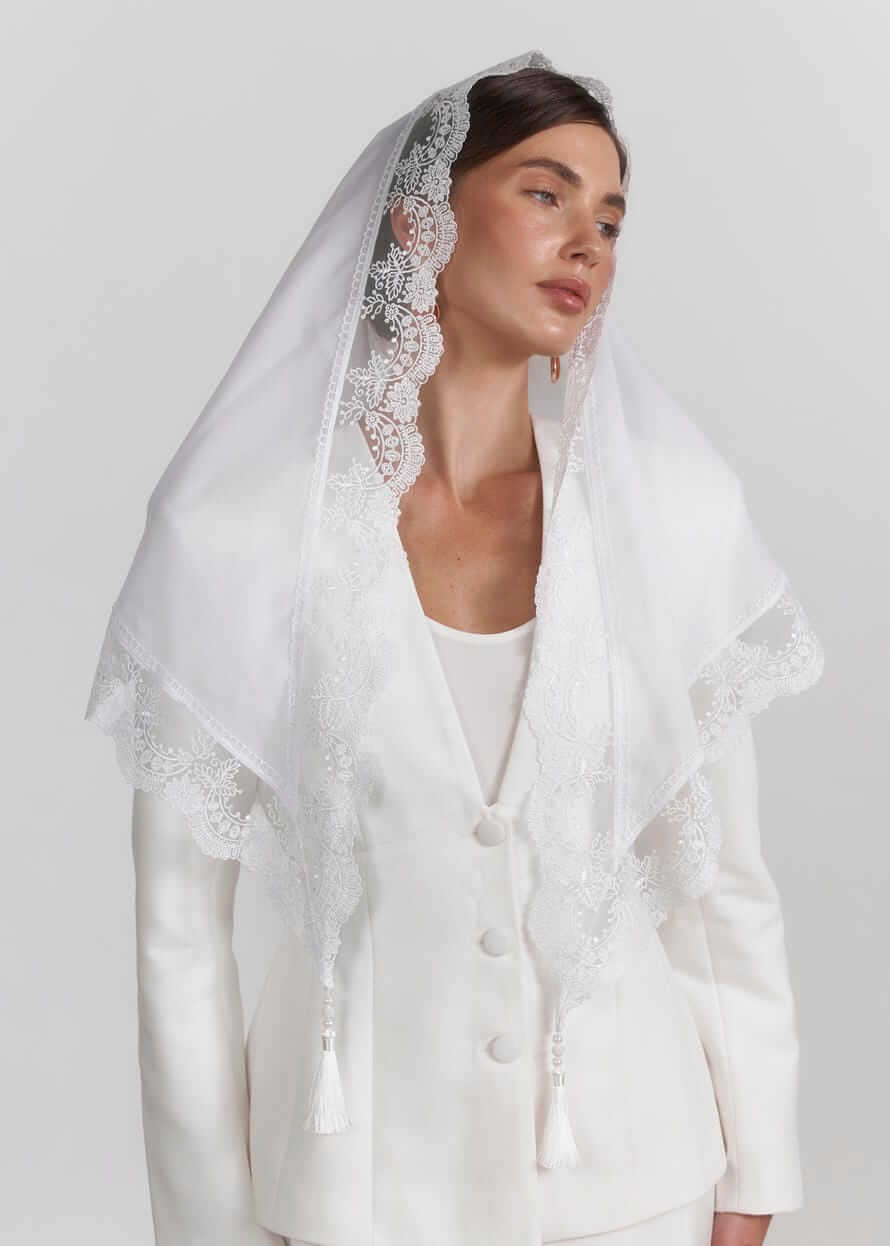 Біла церковна хустка з мереживом та китицями