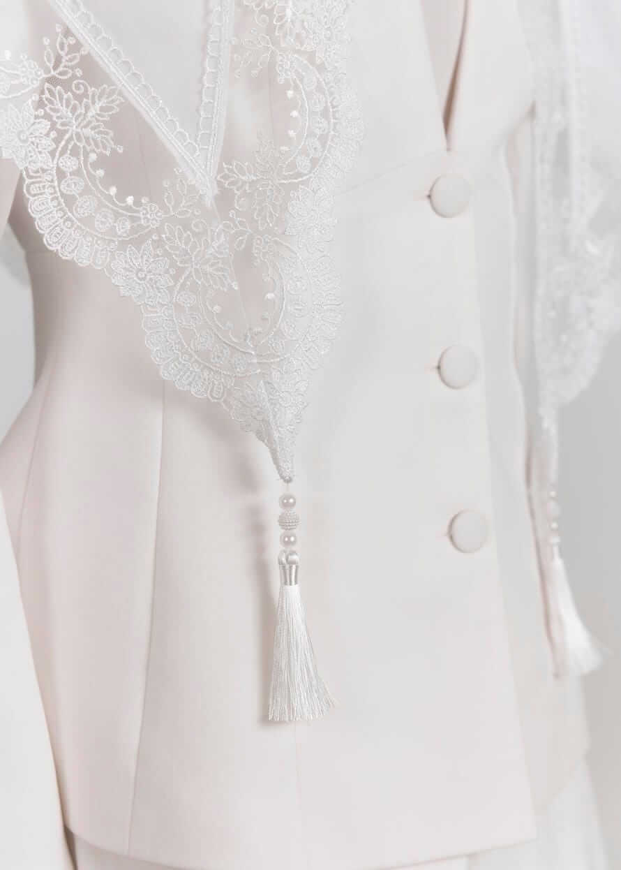 Біла церковна хустка з мереживом та китицями