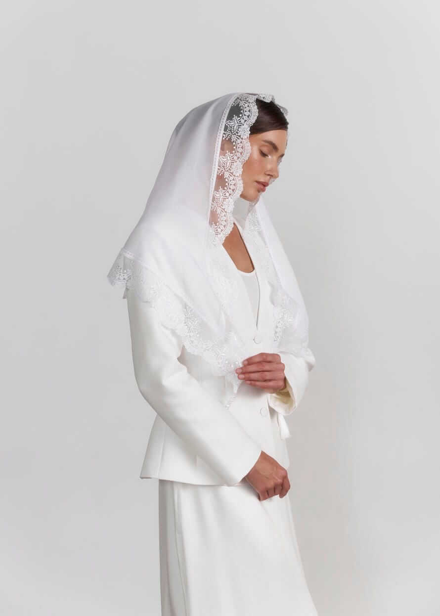 Біла церковна хустка з мереживом та китицями