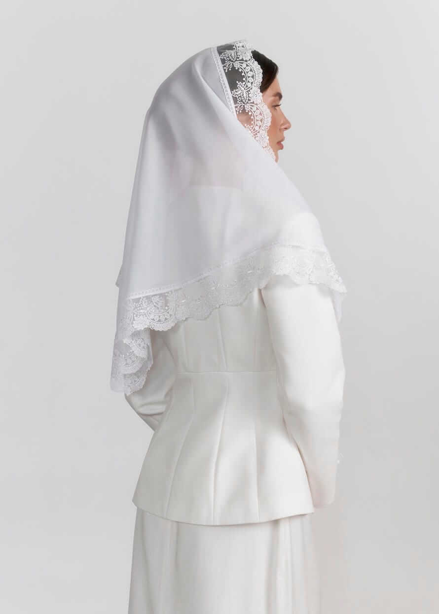 Біла церковна хустка з мереживом та китицями