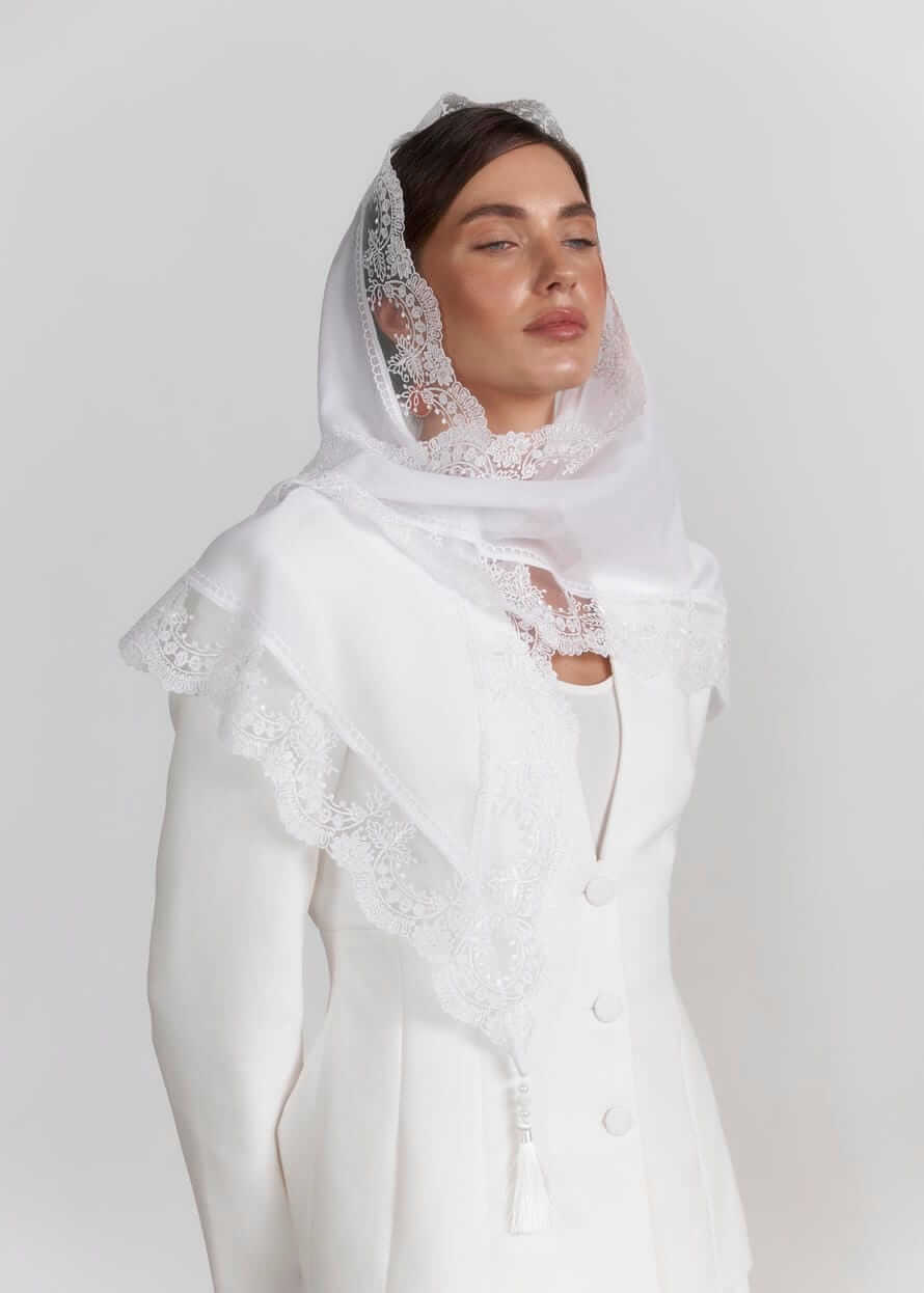 Біла церковна хустка з мереживом та китицями