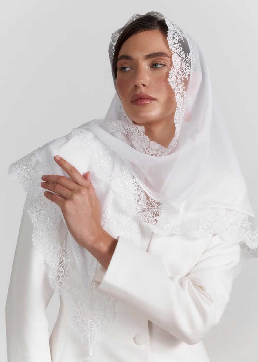 Біла церковна хустка з мереживом та китицями