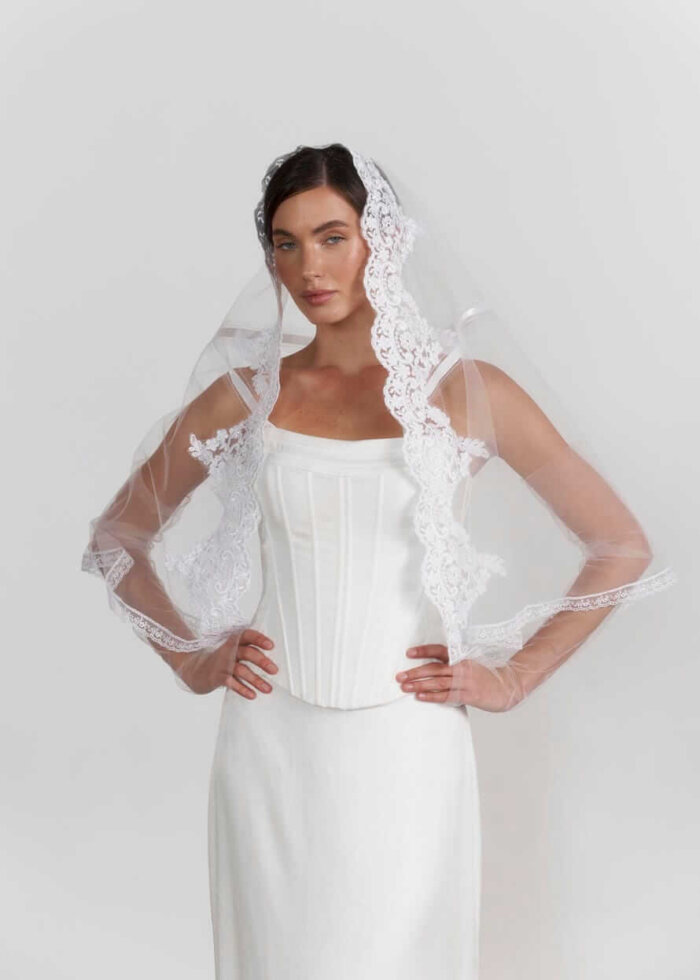 Палантин “Королівська Вуаль” з білого фатіну та кордовим мереживом