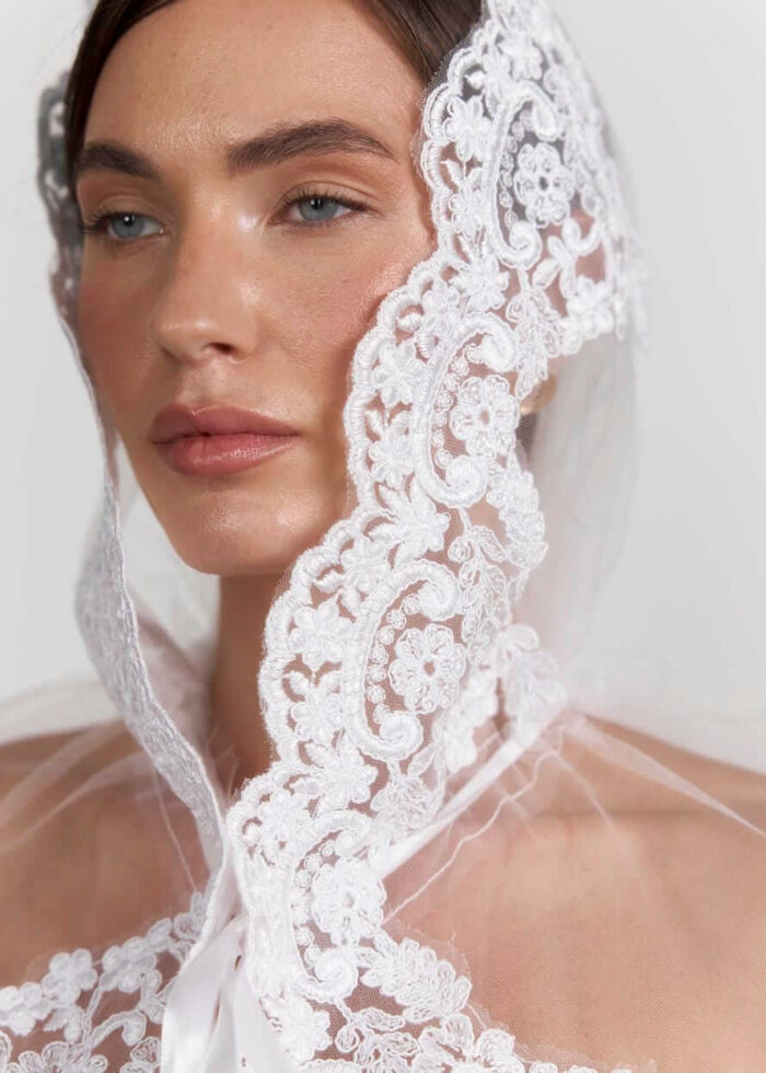 Палантин “Королівська Вуаль” з білого фатіну та кордовим мереживом