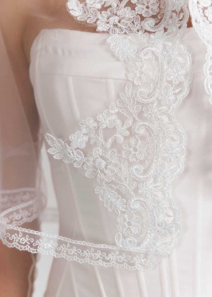 Палантин “Королівська Вуаль” з білого фатіну та кордовим мереживом