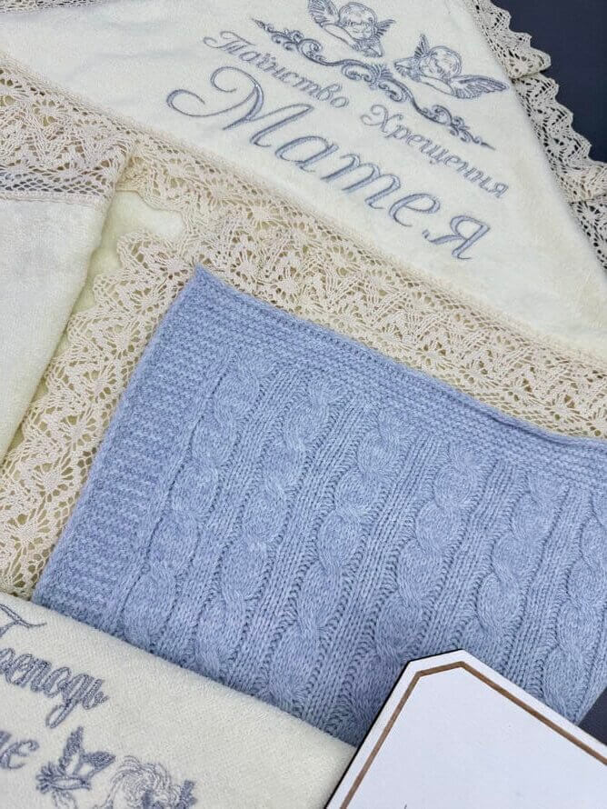 Купити утеплену іменну крижму (айворі) з пледом та аксесуарами для хрещення