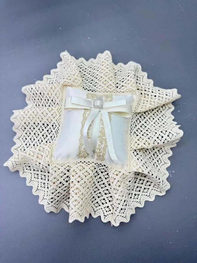 Подушечка для хрестика "Скарбниця Віри" з атласу та бежевого мережива