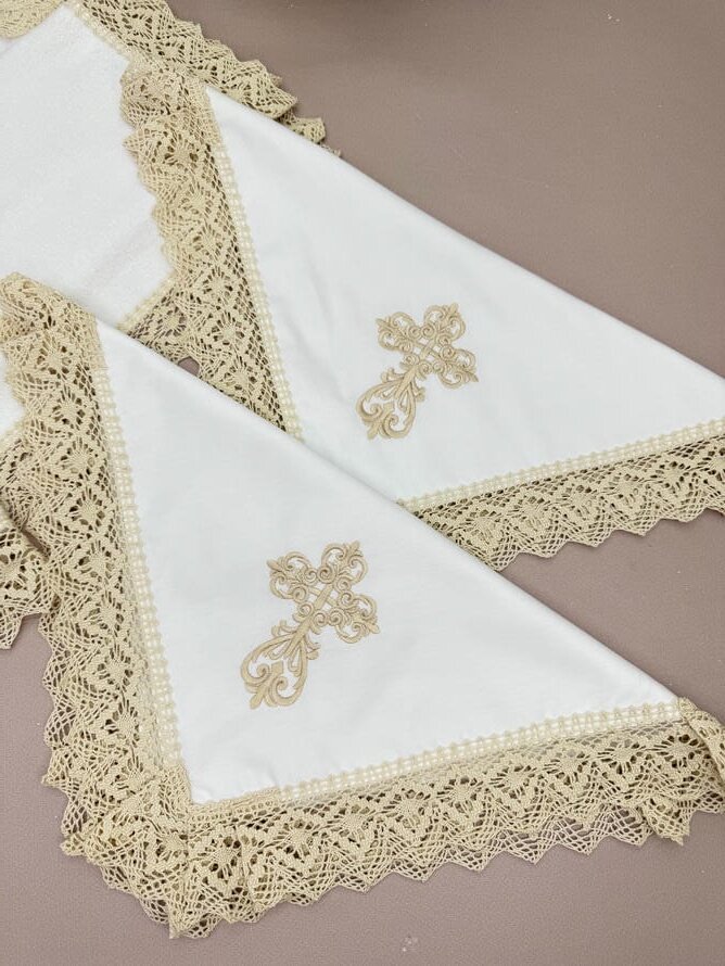 Салфетки крестильные "Праздничная" из белого сатина и бежевым кружевом (вышивка крем)
