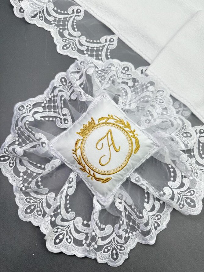 Купити білу подушечку для хрещення з мереживом та золотою буквою