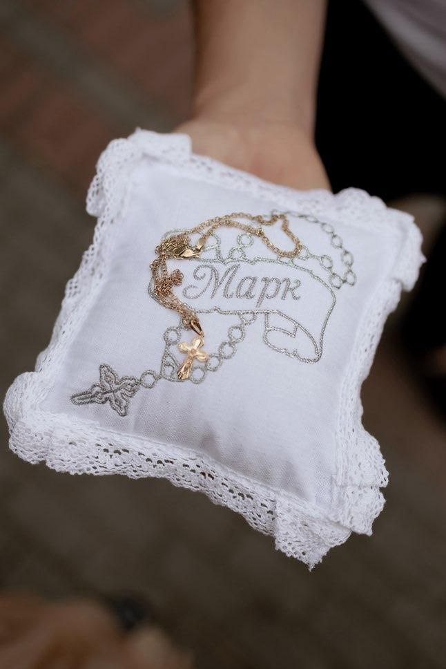 Біла подушечка для хрестика з вишивкою у срібному кольорі