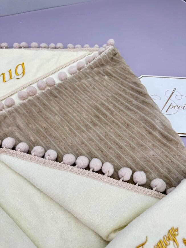 Утеплена крижма-плед “Золотий Беж” з помпонами та іменною вишивкою