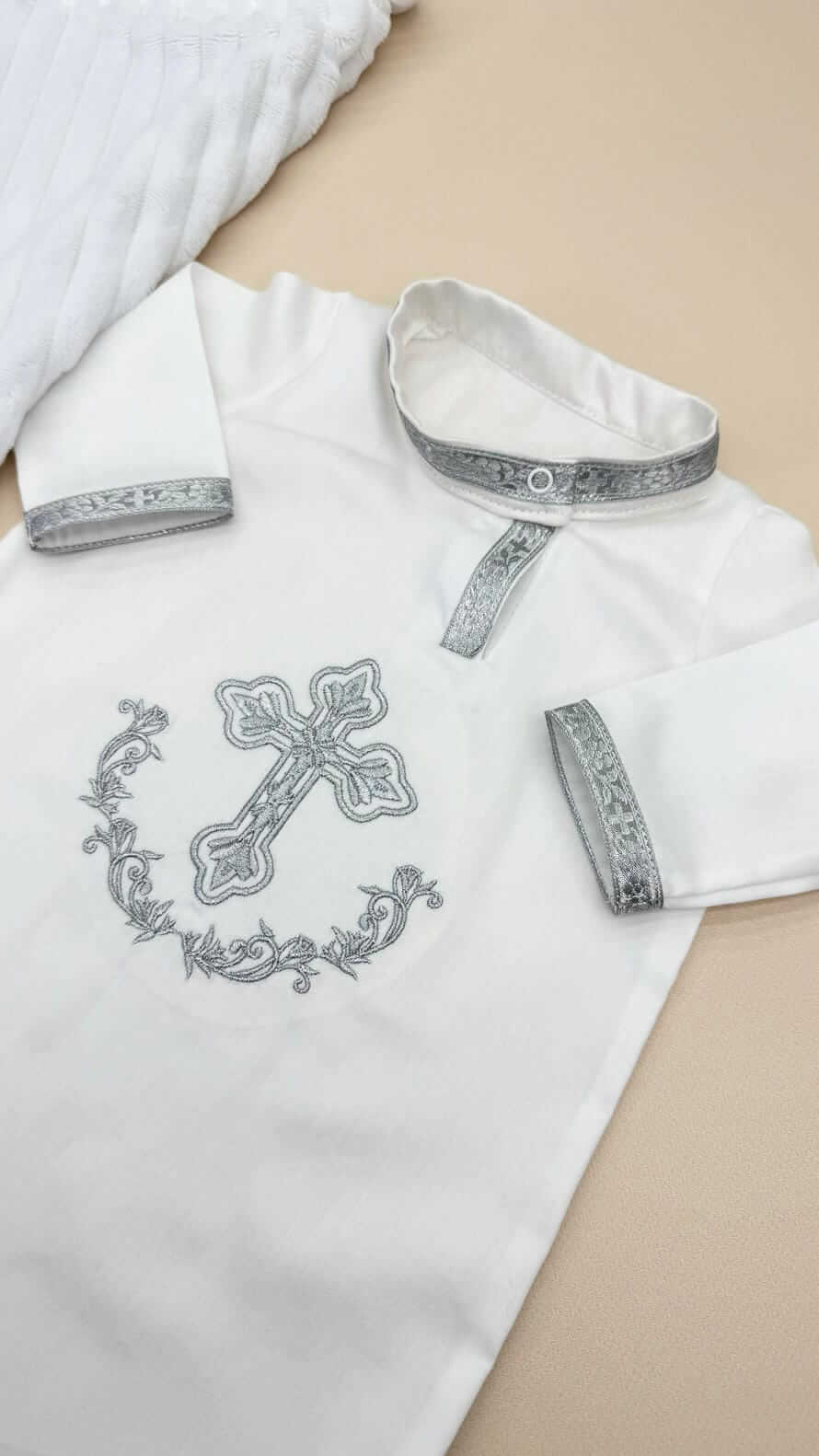 Хрестильний набір “Зимова Казка” з крижмою, помпонами та сорочкою