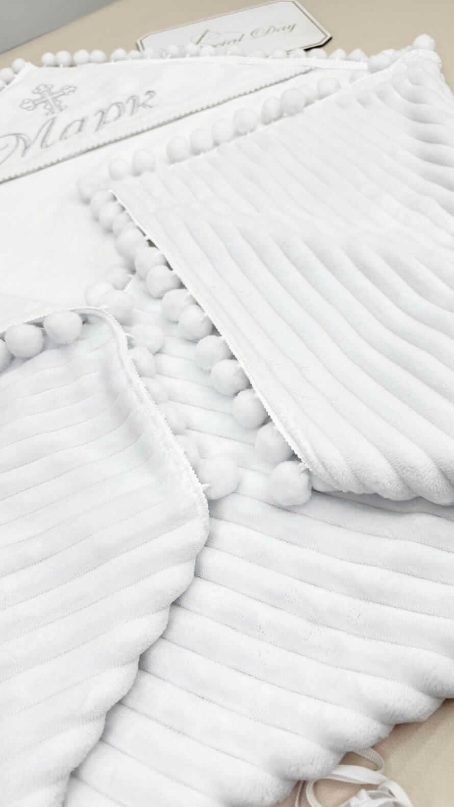 Хрестильний набір “Зимова Казка” з крижмою, помпонами та сорочкою