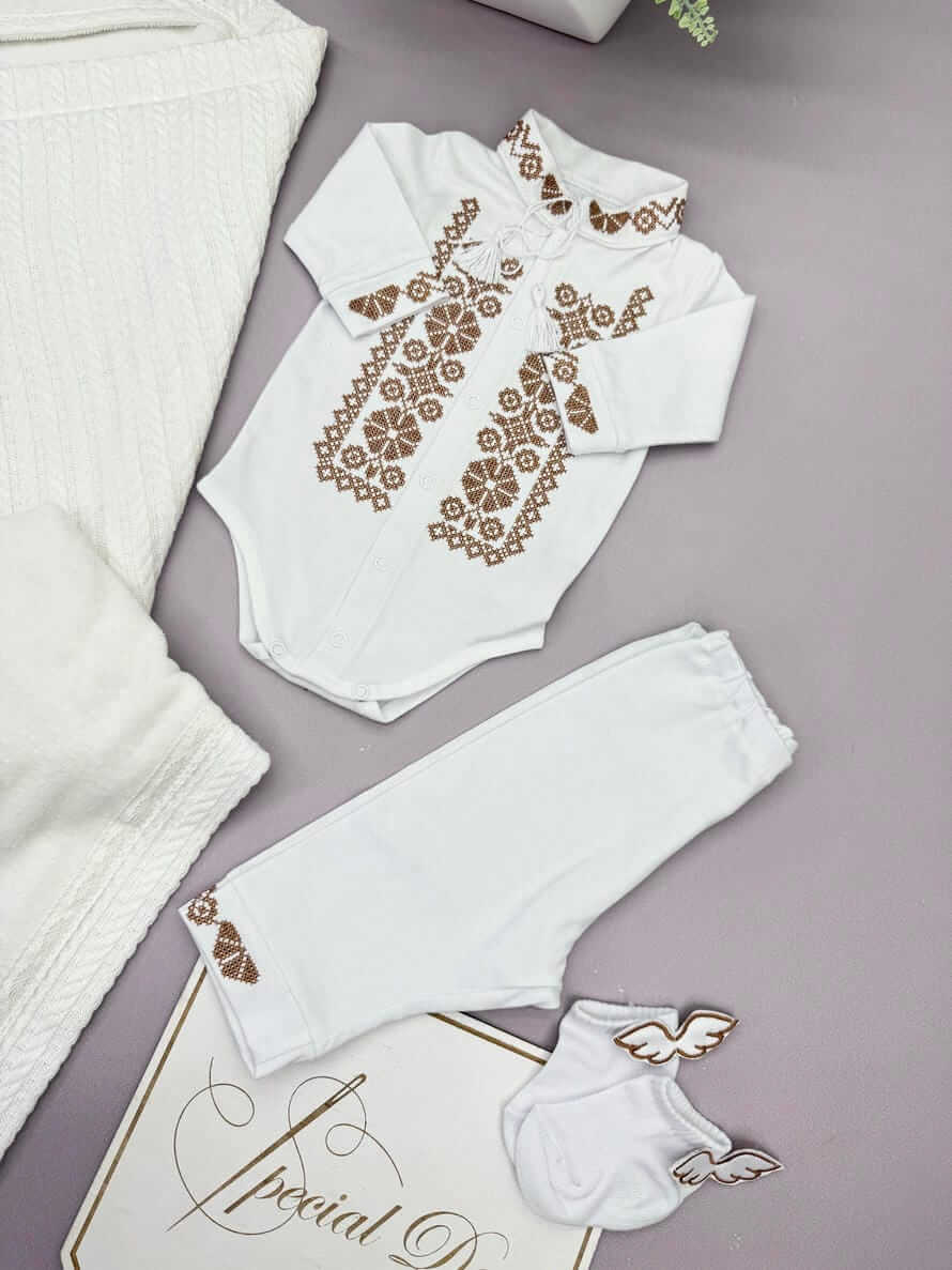 Набір для хрещення хлопчика “Теплі Традиції” з крижмою та вишиванкою, білий