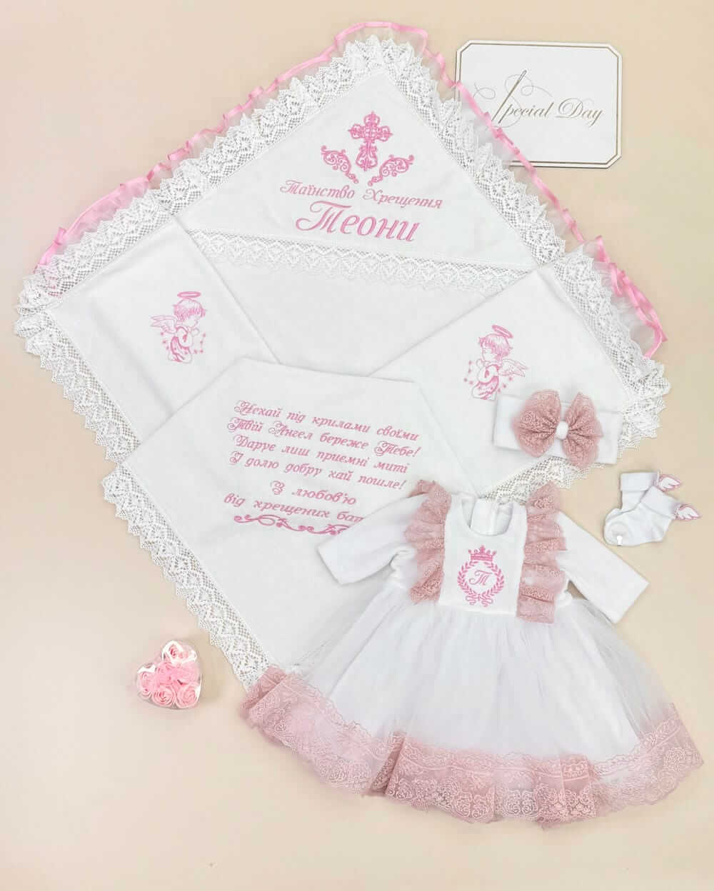 Хрестильний набір "Рожева Ніжність", розкішний одяг для дівчинки, крижма з лляним мереживом.