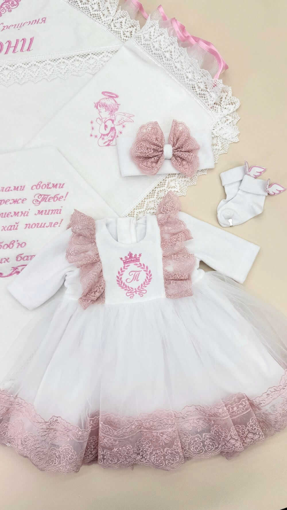 Хрестильний набір “Рожева Ніжність”, розкішний одяг для дівчинки, крижма з лляним мереживом.