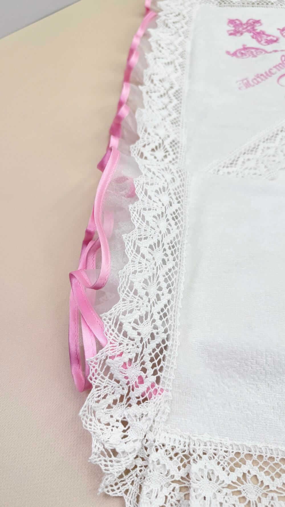 Хрестильний набір “Рожева Ніжність”, розкішний одяг для дівчинки, крижма з лляним мереживом.