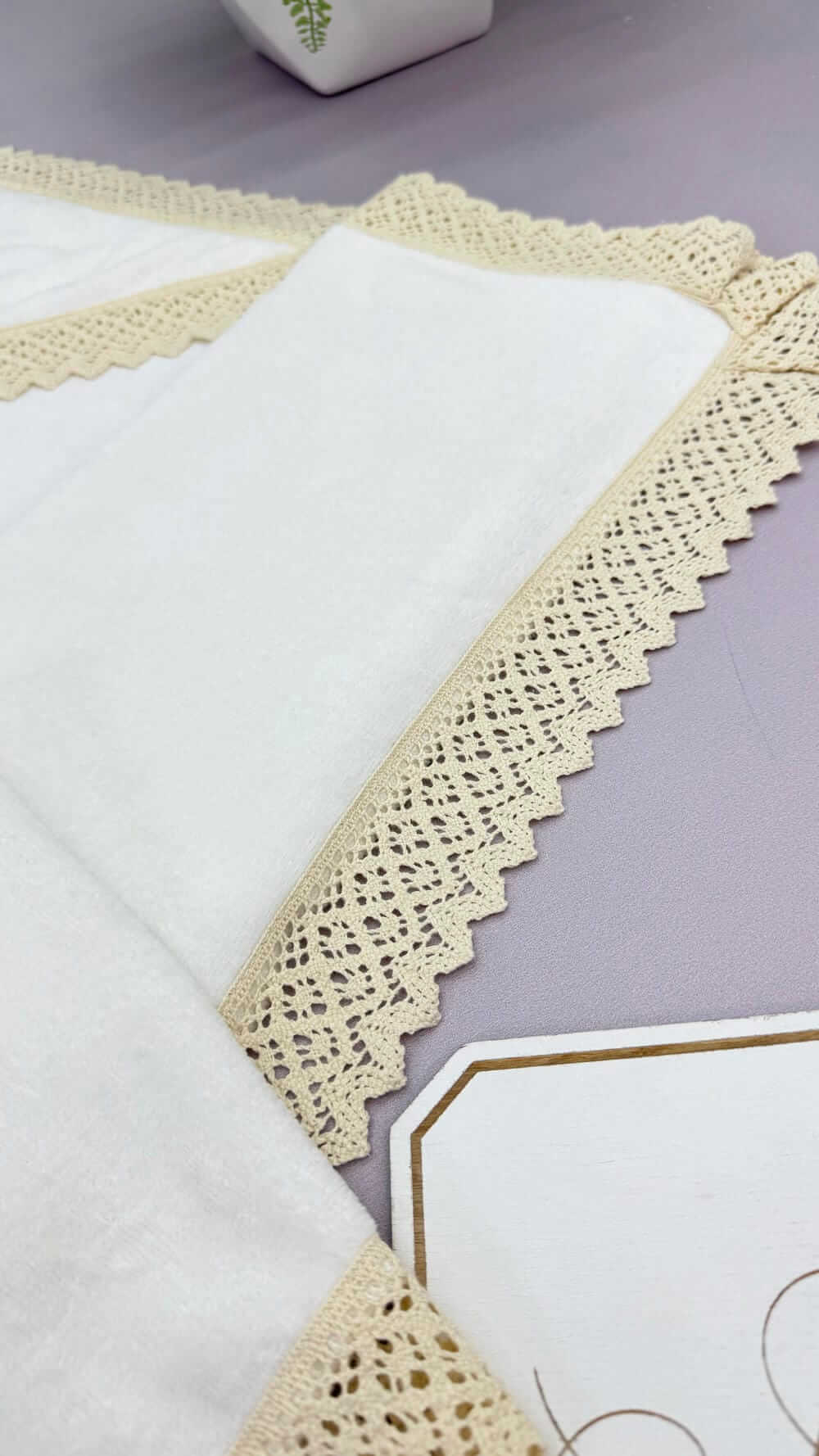 Крижма з капюшоном “Елегантність”,преміум махра, лляне мереживо, іменна вишивка