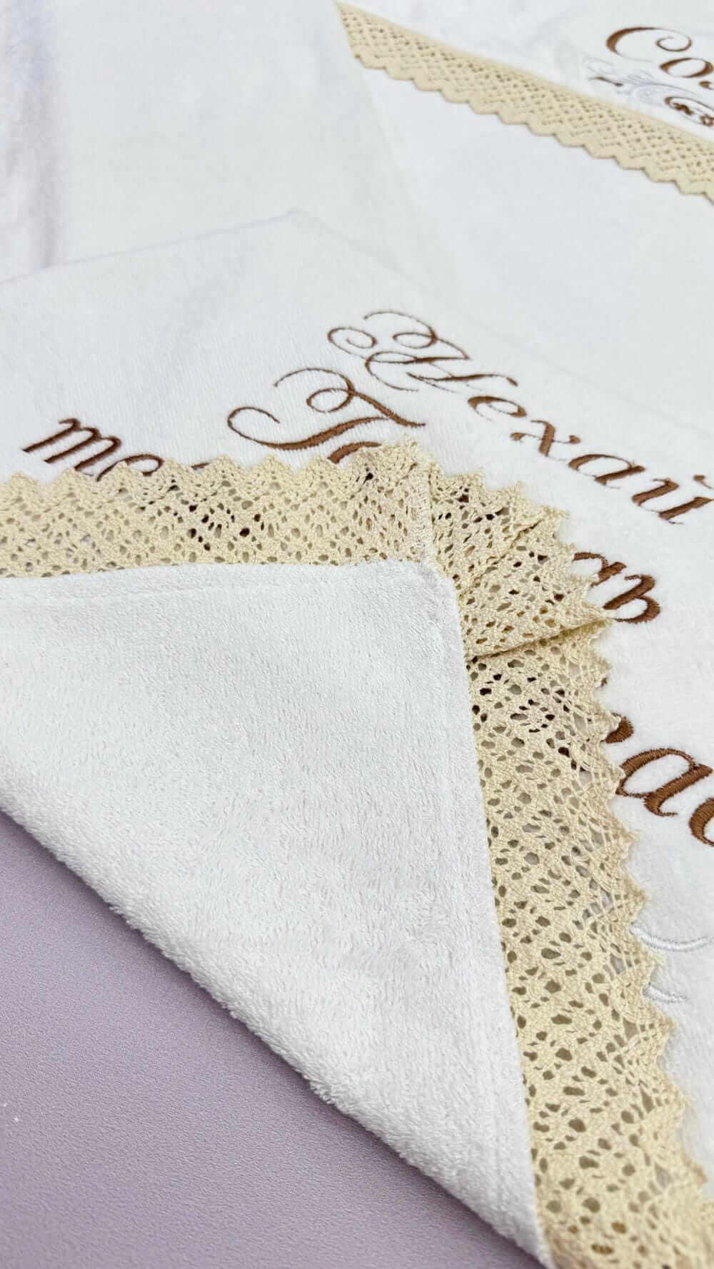 Крижма з капюшоном “Елегантність”,преміум махра, лляне мереживо, іменна вишивка