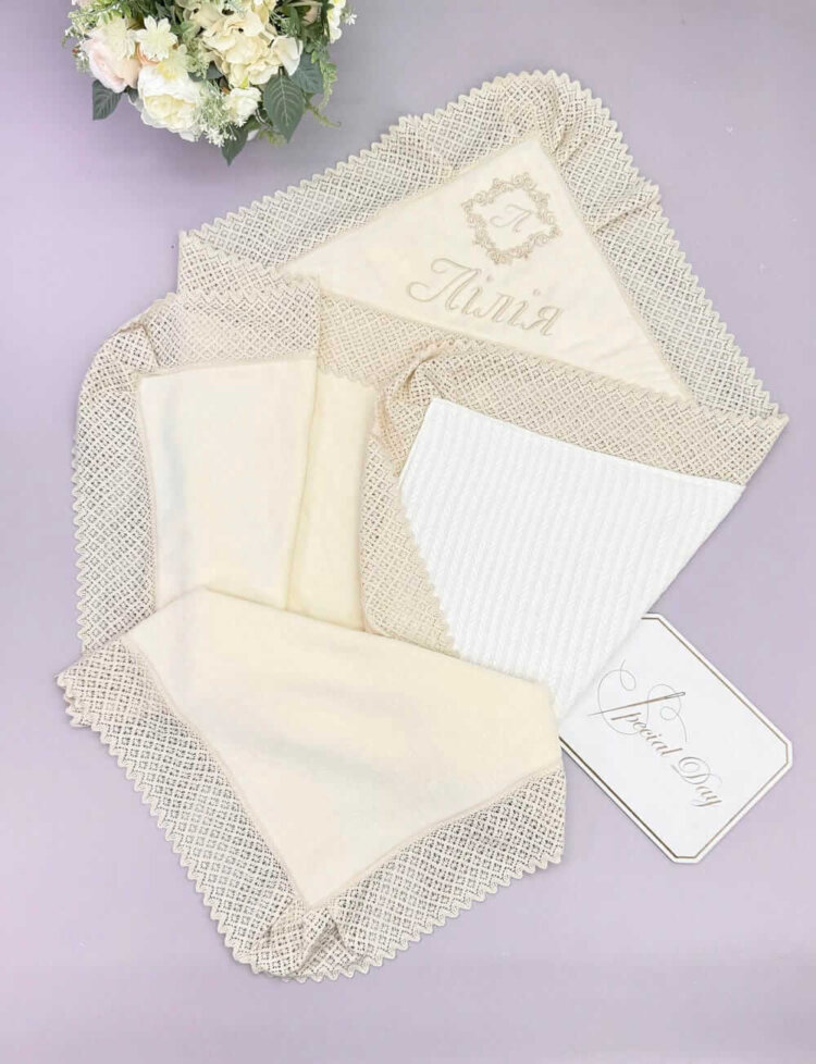 Крижма-плед "Молочний Затишок" з бавовняним мереживом, утеплена, іменна вишивка