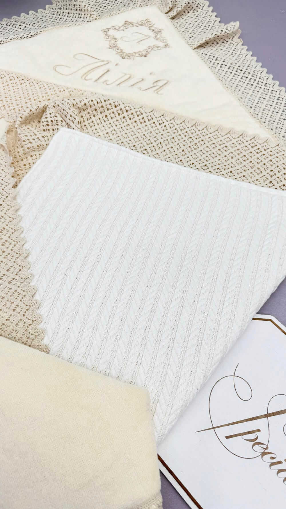 Крижма-плед “Молочний Затишок” з бавовняним мереживом, утеплена, іменна вишивка